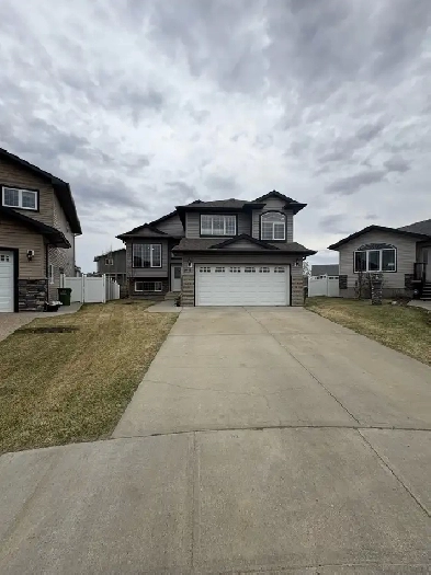 5 beds 3 bath Camrose Bi level