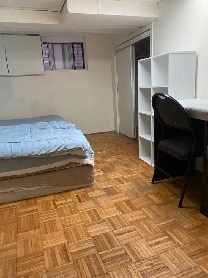 Cozy room in eastyork available from June 1st,single/couple