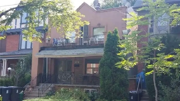 Downtown  Private Room – Near Bloor & Dovercourt Subway