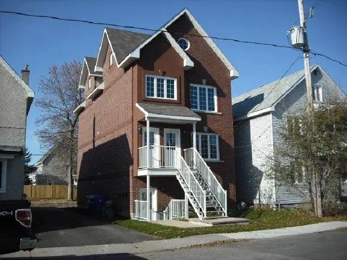 Sur 2 étages, Appartement de 3 chambres (type 5 ½) (1500 pi2)