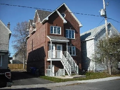 Sur 2 étages, Appartement de 3 chambres (type 5 ½) (1500 pi2)