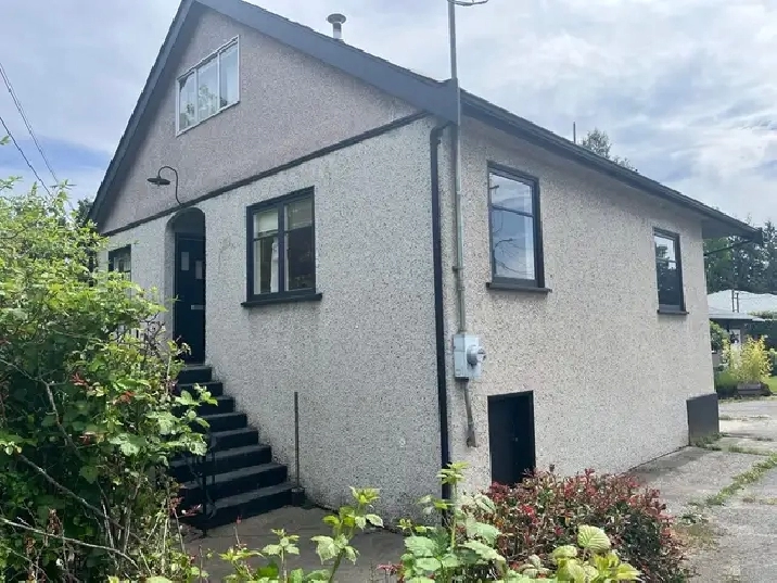 1539 Church Ave - 3 bed/1 bath plus den