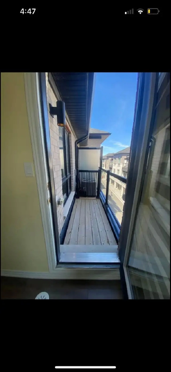Beautiful 2 Bed Townhouse for Rent – Big Rooms, Balcony, Parking