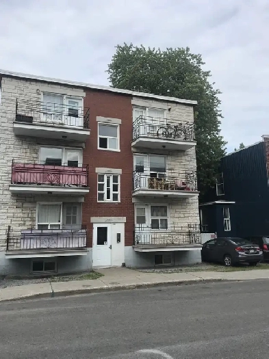 Beau 3 1/2 Limoilou, demi sous-sol WIFI juillet