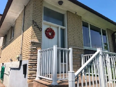 Lease 5 Bdr 2Wshr 4Car Park 2Kit No Neighbors Behind Oshawa