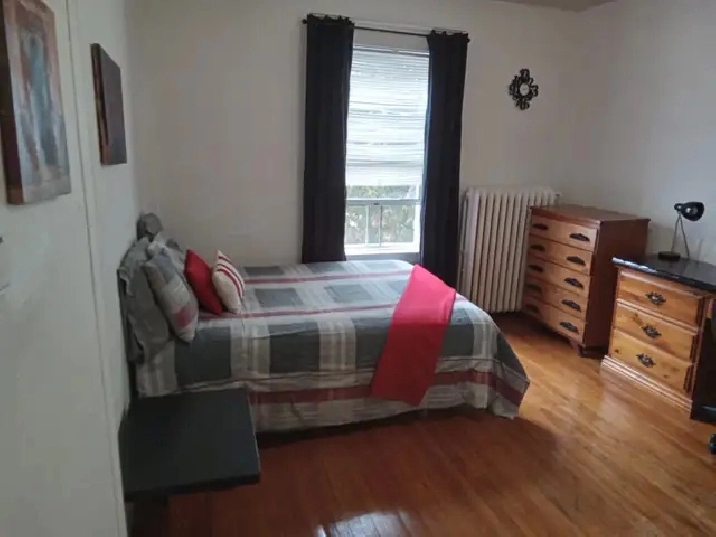 700$ Très belle grande chambre tout inclus.