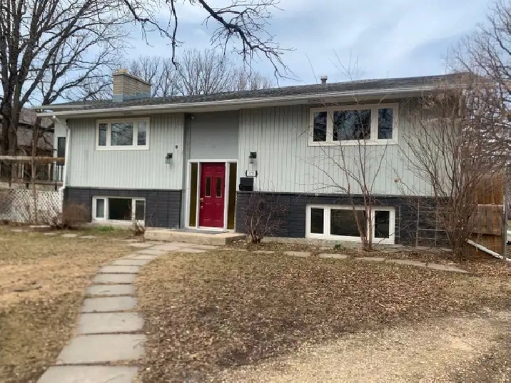4 bedroom bi-level house with a sunroom for rent
