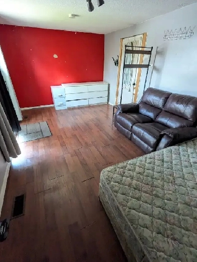 Heron Gate Mall. 1st floor large room with private backyard.ASAP