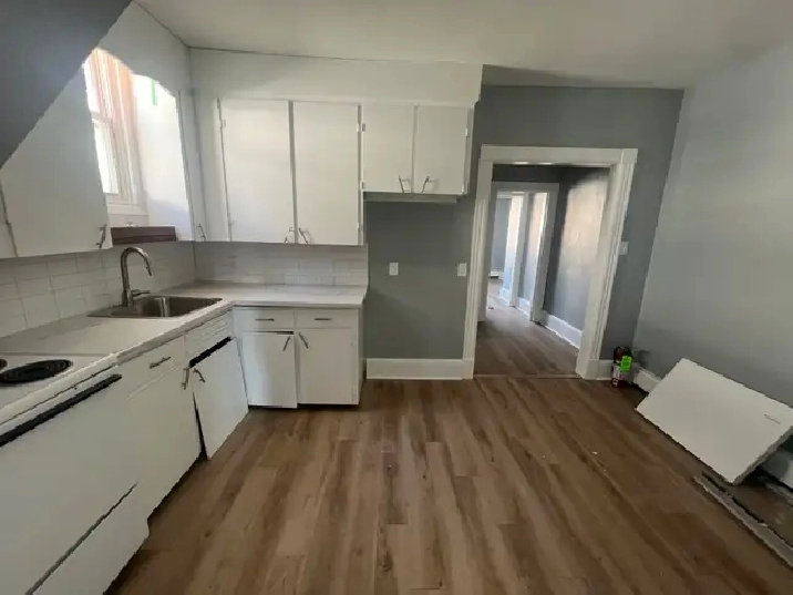 Downtown 2nd Floor 2 bedroom Apartment with Parking
