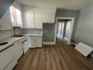 Downtown 2nd Floor 2 bedroom Apartment with Parking