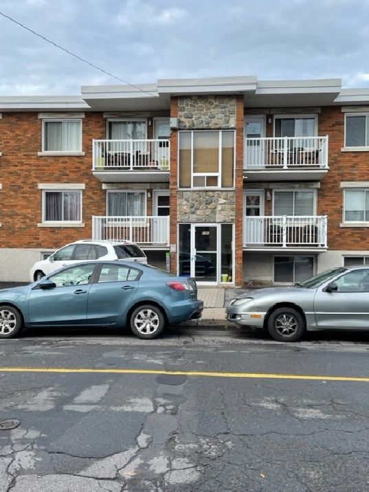 Superbe grand 5 ½ spacieux et très propre à louer Longueuil.