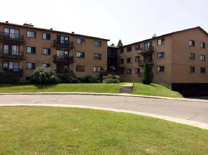 140 Crois GardenDorval, 10 minute walk to Mall,  renovated 4 1/2