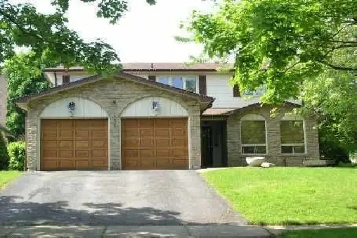 2000 SQ FT(401/BROCK)PICKER4 BEDROOM BSMT VACANT 4 BATH GO STN