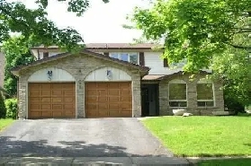 2000 SQ FT(401/BROCK)PICKER4 BEDROOM BSMT VACANT 4 BATH GO STN