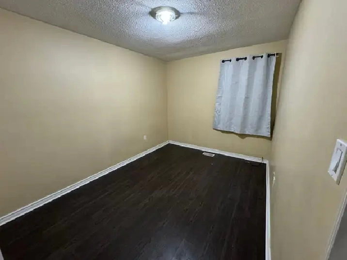 SHAREDROOM AVAILABE.TOMKEN RD & BURNHAMTHORPE EAST MISSISSAUGA