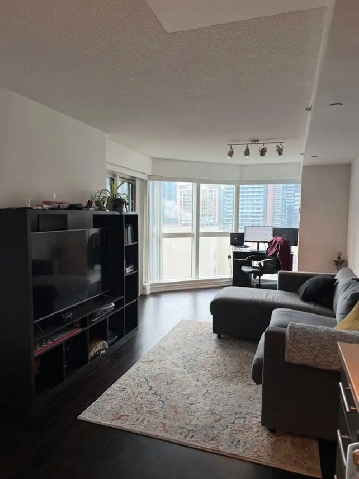 Room available in a 2 bed 2 bath Condo in "Aura" Yonge&Gerrard