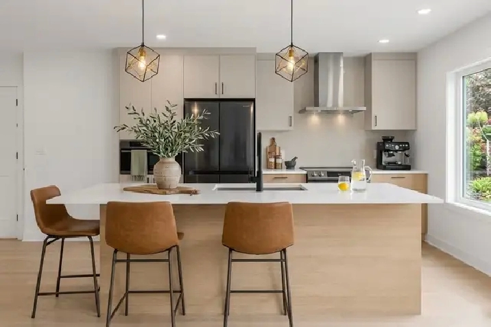 NEW 3-Bedroom Apart | 2 Parking | Internet Included | Near RE
