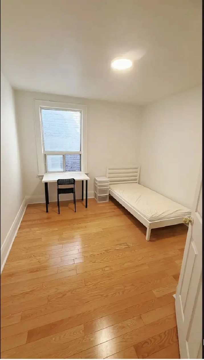 Downtown Toronto one room available for  longterm for female