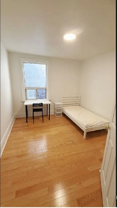 Downtown Toronto one room available for  longterm for female
