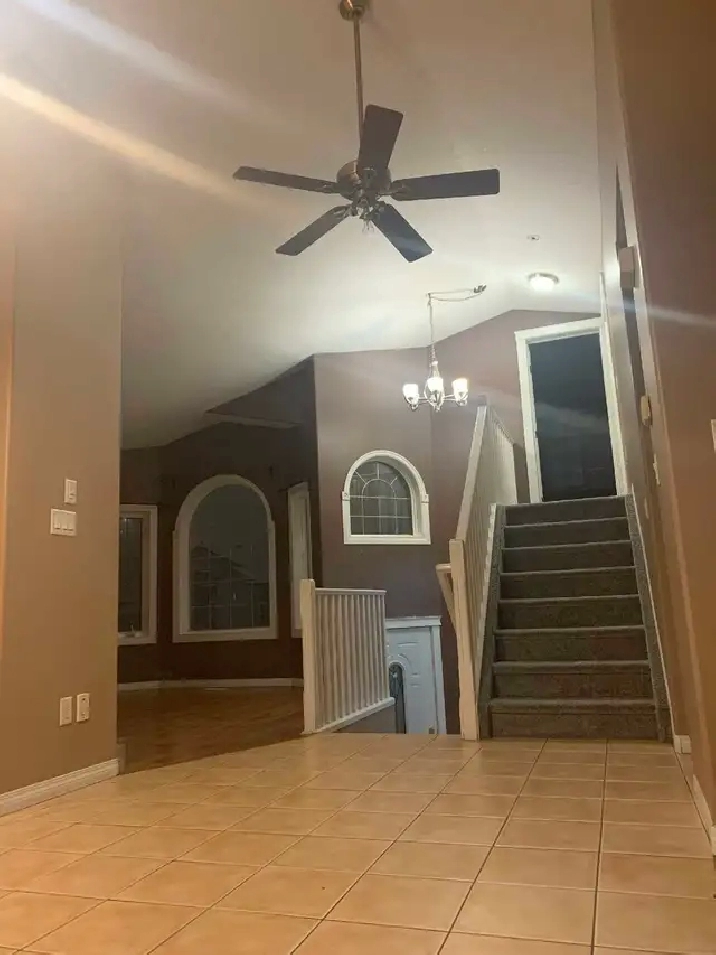 Bright & Spacious 2 Bed/2Bath/2/LVRM - Main Flr