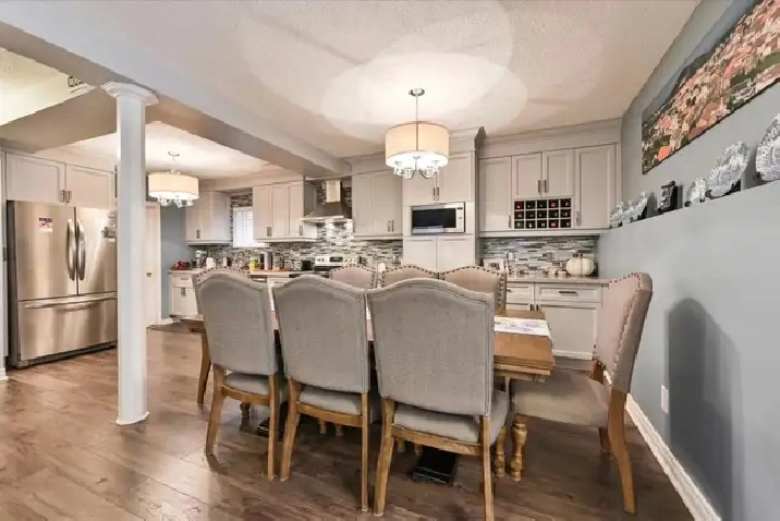 Bright 2-bdr Upper Floor Bungalow with Private Backyard
