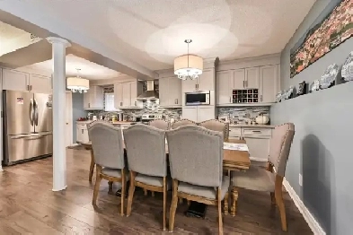 Bright 2-bdr Upper Floor Bungalow with Private Backyard