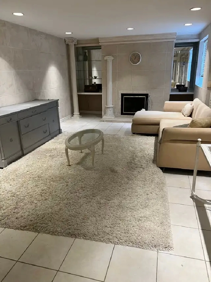 AURORA (Leslie and wellington) 1-2 bedroom apt available