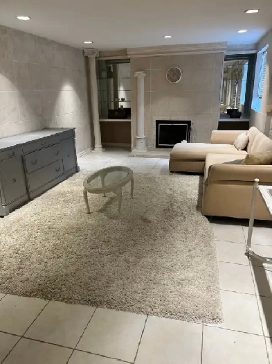 AURORA (Leslie and wellington) 1-2 bedroom apt available