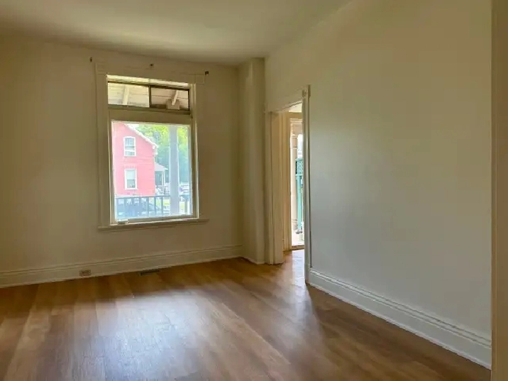 SPACIOUS 3 BDRM TOWNHOUSE – EDGE OF DOWNTOWN!