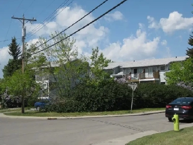 Townhouse-style 1BR apt in BOWNESS near Cda Olympic Park