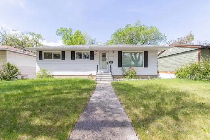 Adorable 3 Bed 1 Bath Main Floor Unit - Pet Friendly!