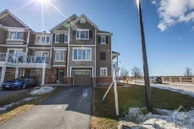 Barrhaven 2BDR, 2.5 Bath Townhouse in Half Moon Bay, July 1st