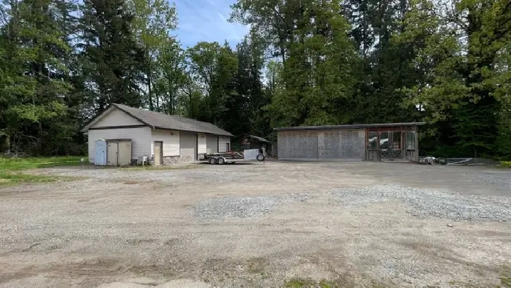Dual-Workshop – 10 Parking Stalls