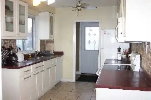 4 bedrooms, 2 bathrooms house for rent in Etobicoke from June 1s