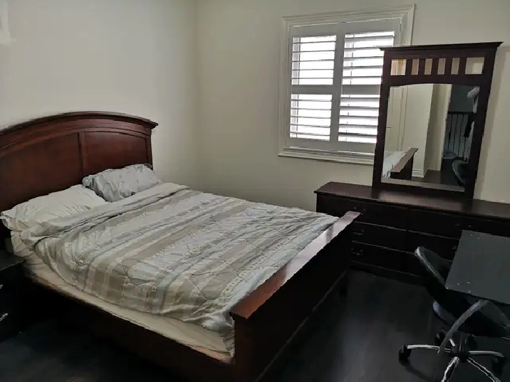 Bedroom for Rent, upstairs in Modern NE Oakville Home (Traf/Dun)