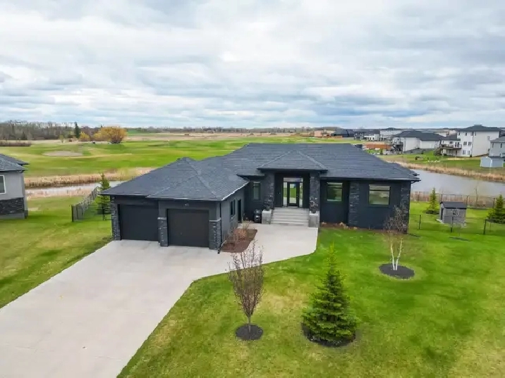 3bdrm Bungalow on beautiful pie-shaped Lot overlooking the lake