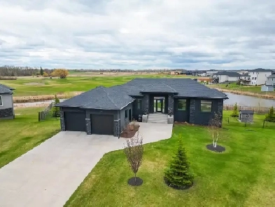 3bdrm Bungalow on beautiful pie-shaped Lot overlooking the lake