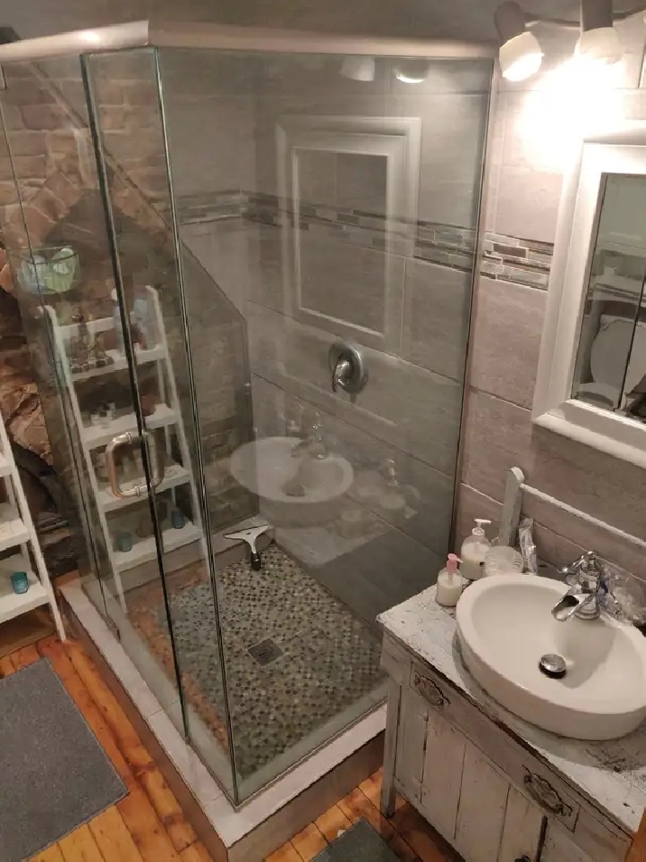 Furnished 2 Bedroom Apartment For Rent ALL INCL, Queen's