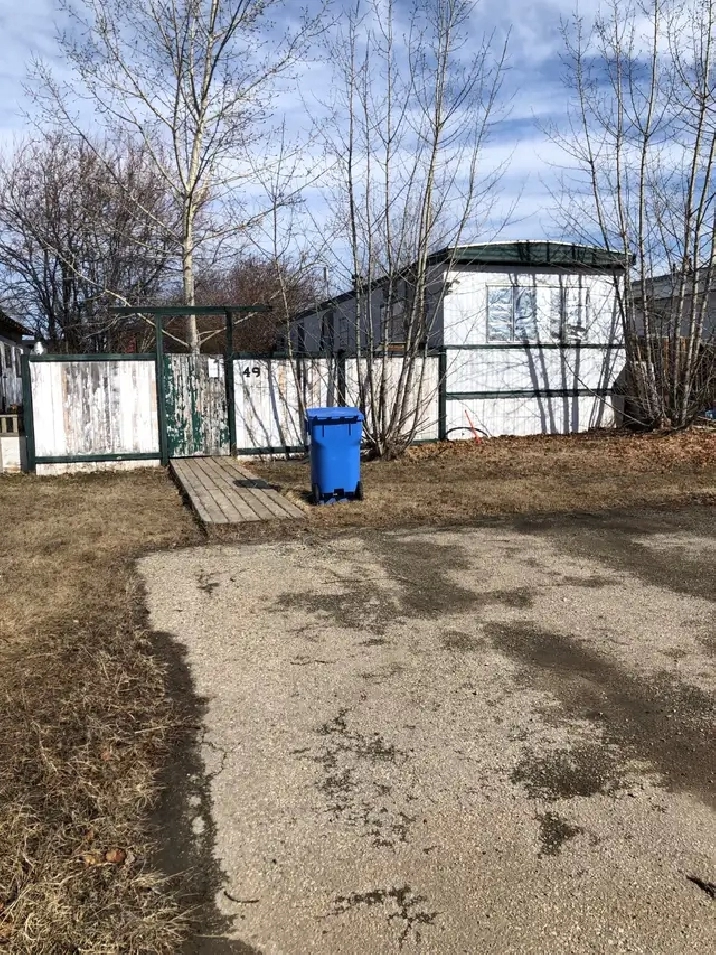 Mobile Home for Sale In Parkview Village. Handyman Special.