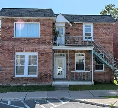 Charmant 4 ½ logement à louer. situé au centre de Sainte-Thérèse