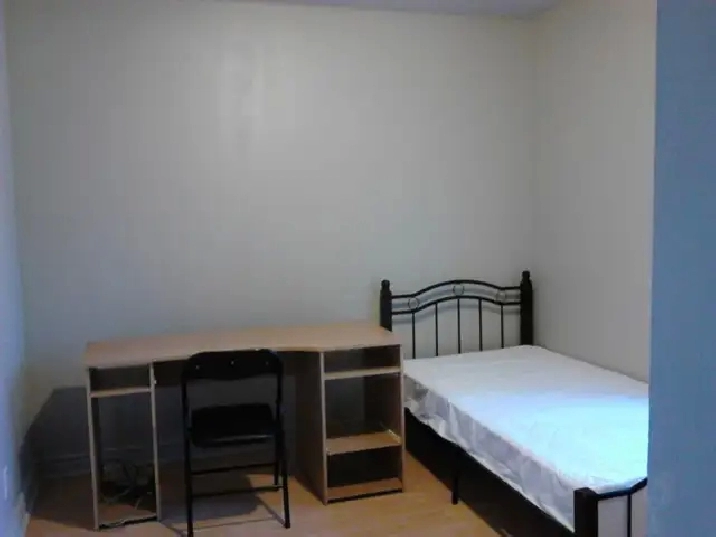 Non smoker boy student room beside metro angrignon available now