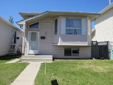 House for rent in Applewood SE Calgary AB. Available in June...
