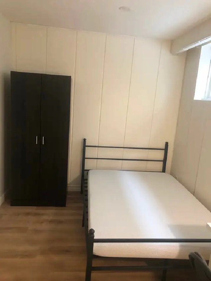 VERY BRIGHT ROOM NORTH YORK BATHURST AND STEELES NORTH YORK