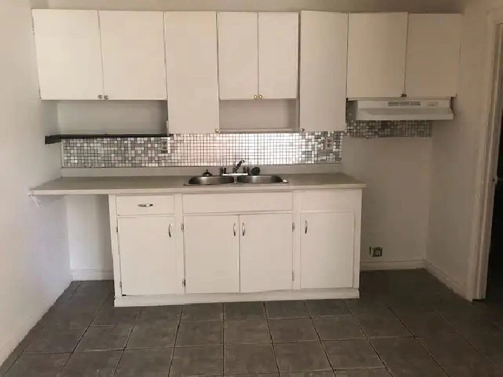 ELLIOT LAKE: 2 BR townhouse w/ yard & parking