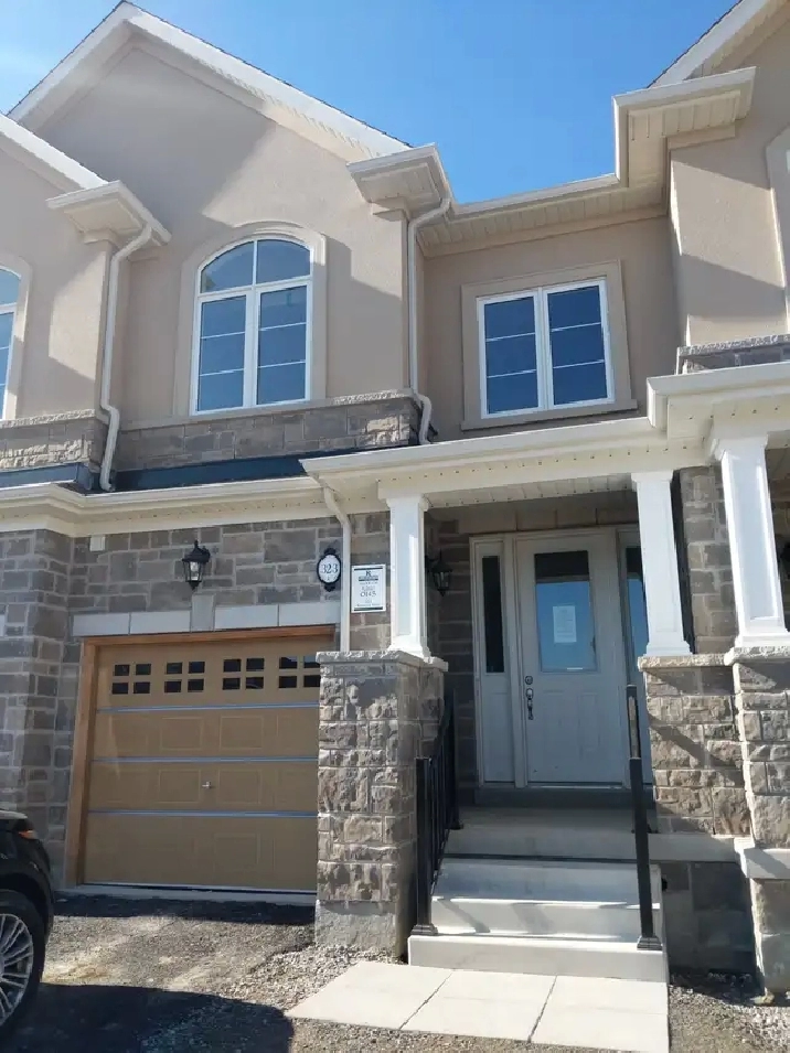 Bright and Spacious 4 Bedroom Townhouse in Ancaster (Hamilton)