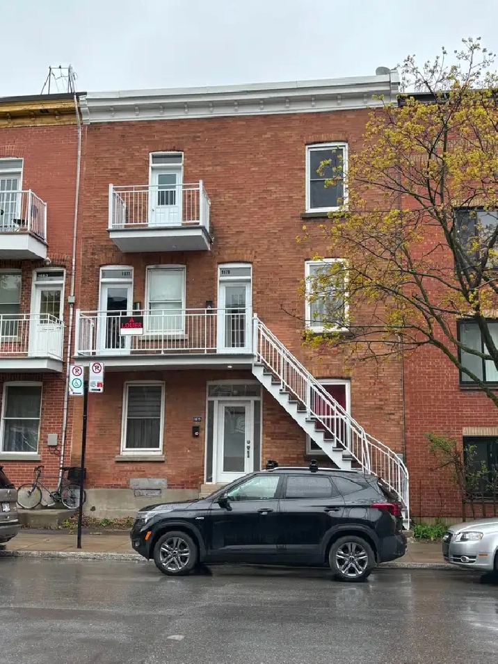 Métro Papineau, haut de triplex, électros inclus.