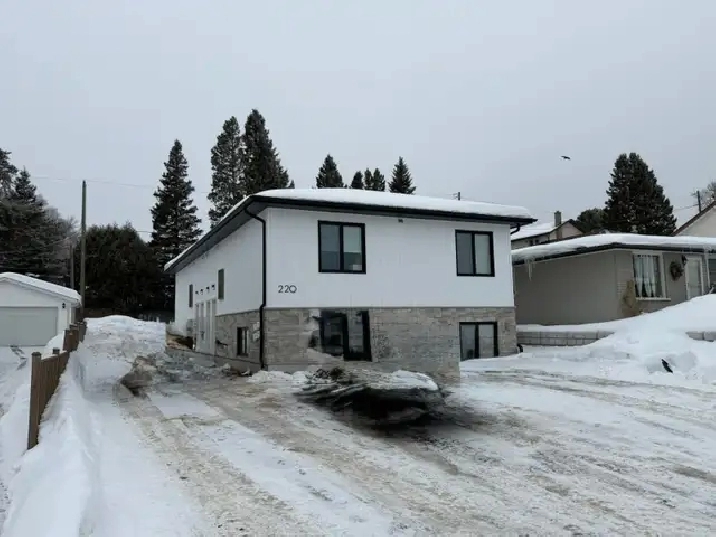 2 BED 1 BATH APT IN NEW 4 PLEX! GREAT P.A. LOCATION! $2000 UTIL.