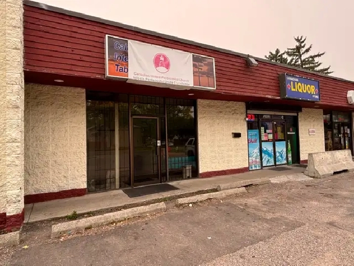 2000 sq.ft main floor commercial space available in Lynnwood!