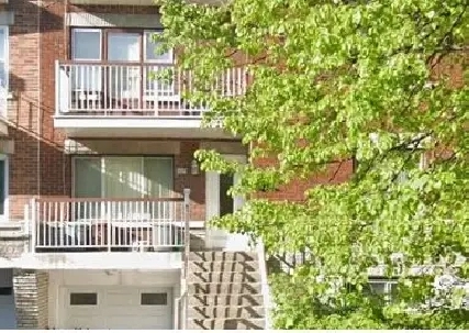 Un très grand 2 1/2 à louer à Ahuntsic