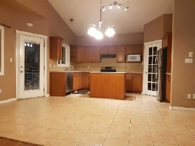 Bright & Spacious 2 Bed/2Bath/2/LVRM - Main Floor